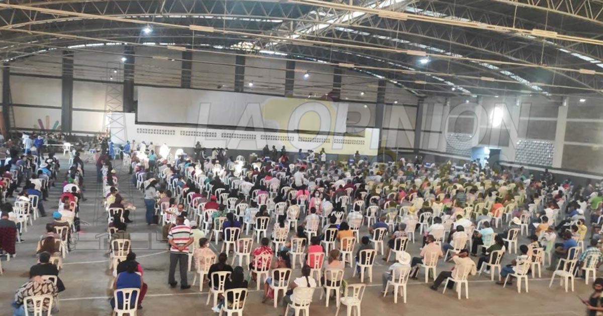 Se vacunan adultos 50+ en Tlapacoyan
