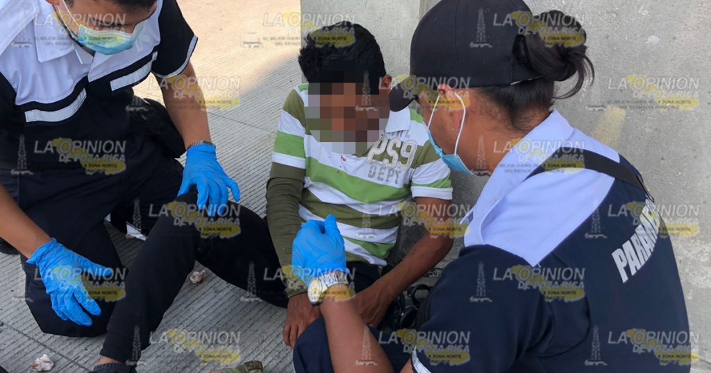 Taxi derriba a motociclista en la Poza Rica - Coatzintla