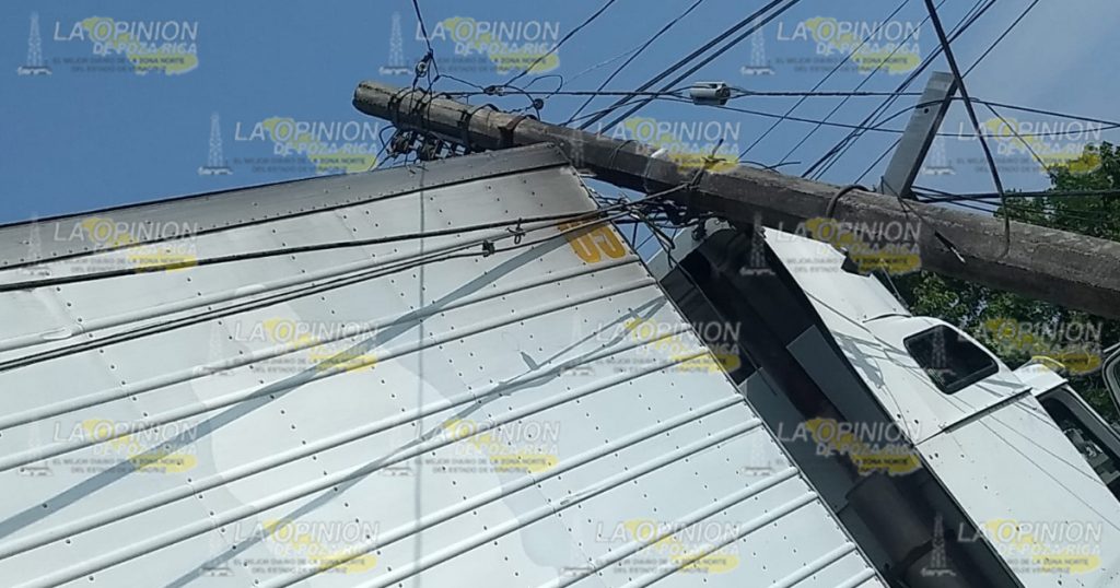 Tráiler derribó dos postes en Martínez de la Torre