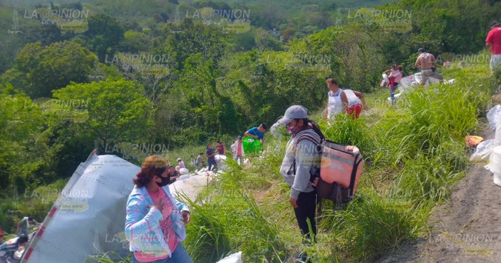 Vuelca tráiler cargado con papel higiénico en Tancoco