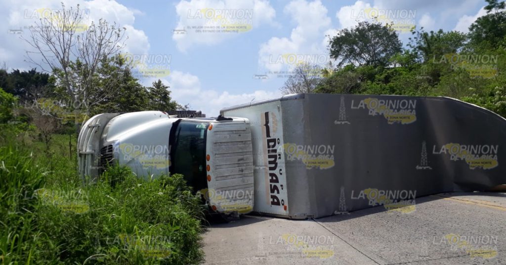 Vuelca tras accidente carretero