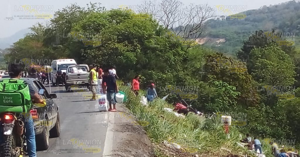Vuelca tráiler cargado con papel higiénico en Tancoco