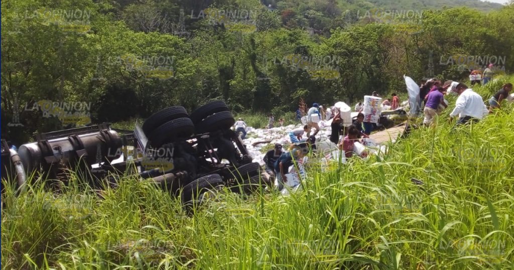 Vuelca tráiler cargado con papel higiénico en Tancoco