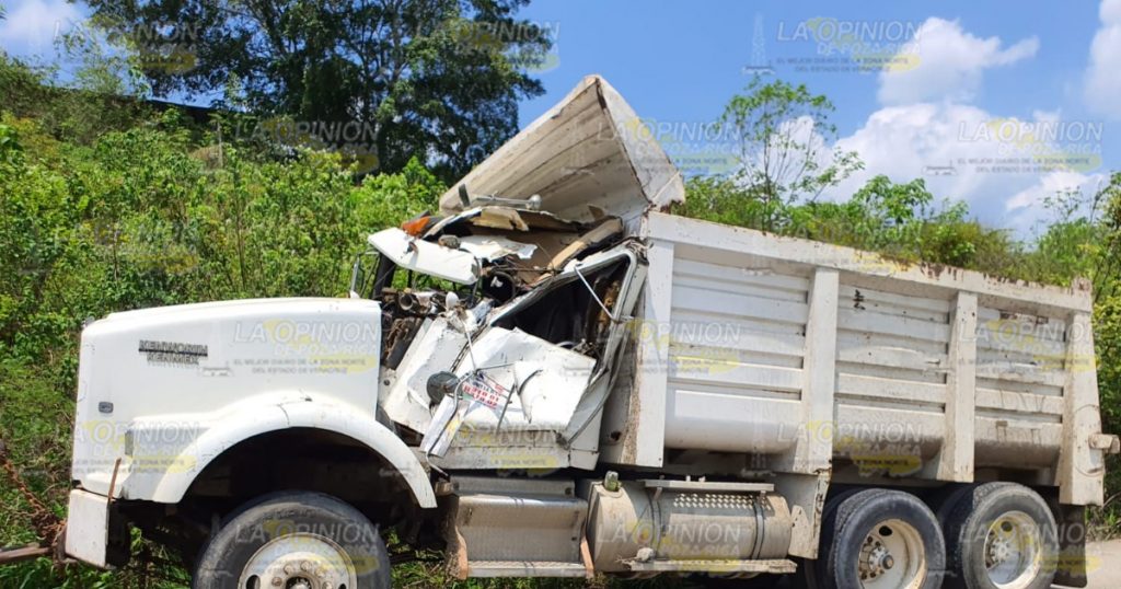 Vuelca tras accidente carretero