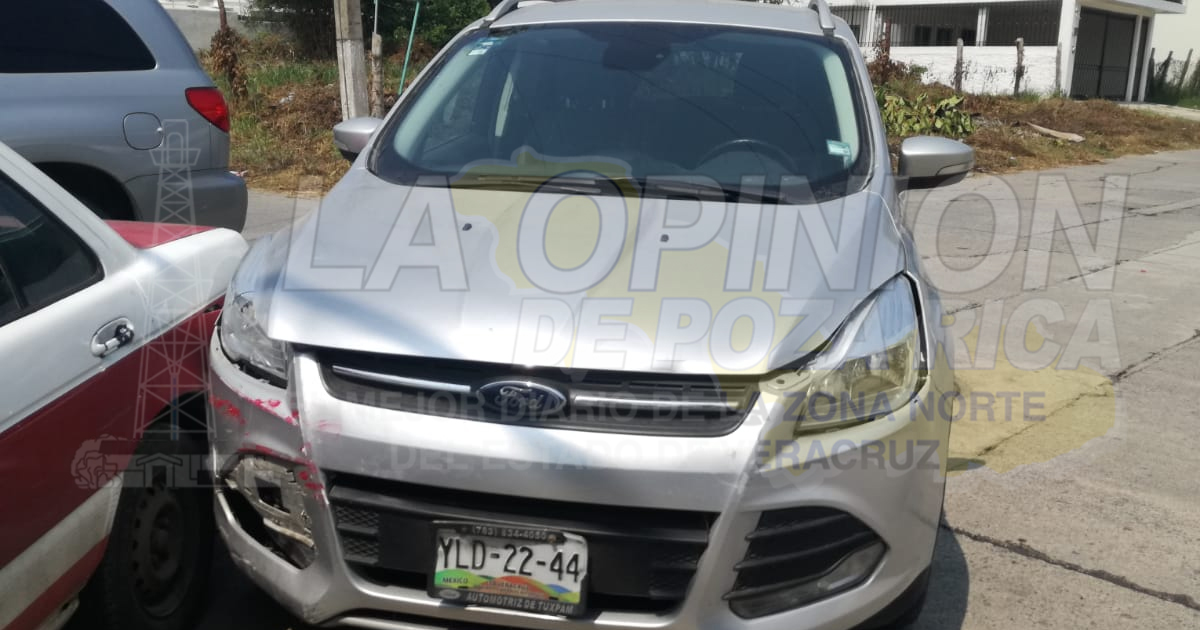 No hace alto total y choca