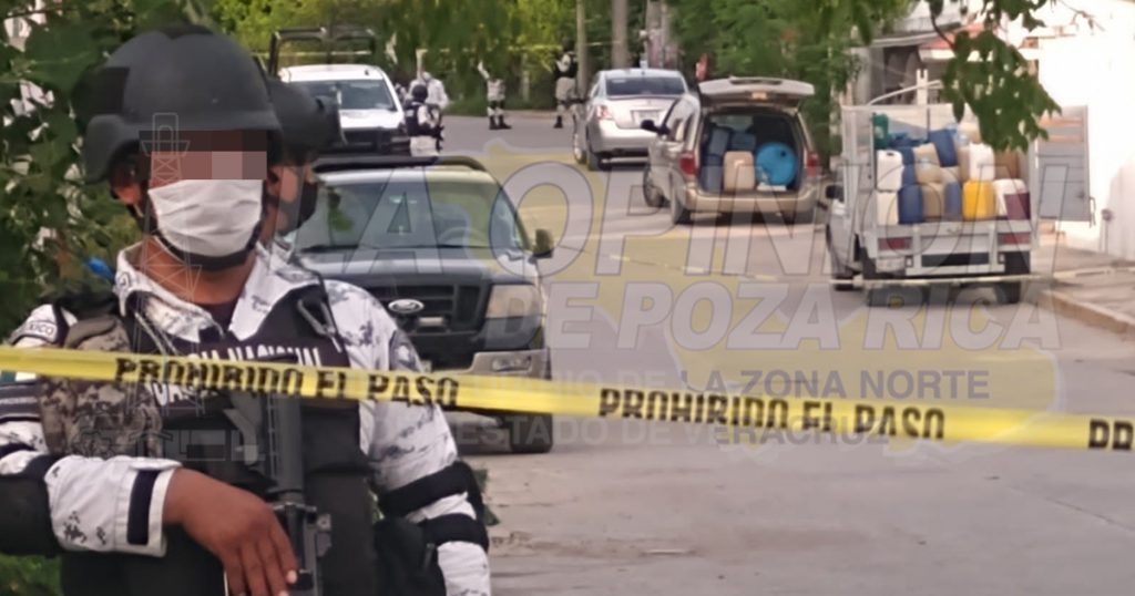 Aseguran dos camionetas cargadas con “huachicol”