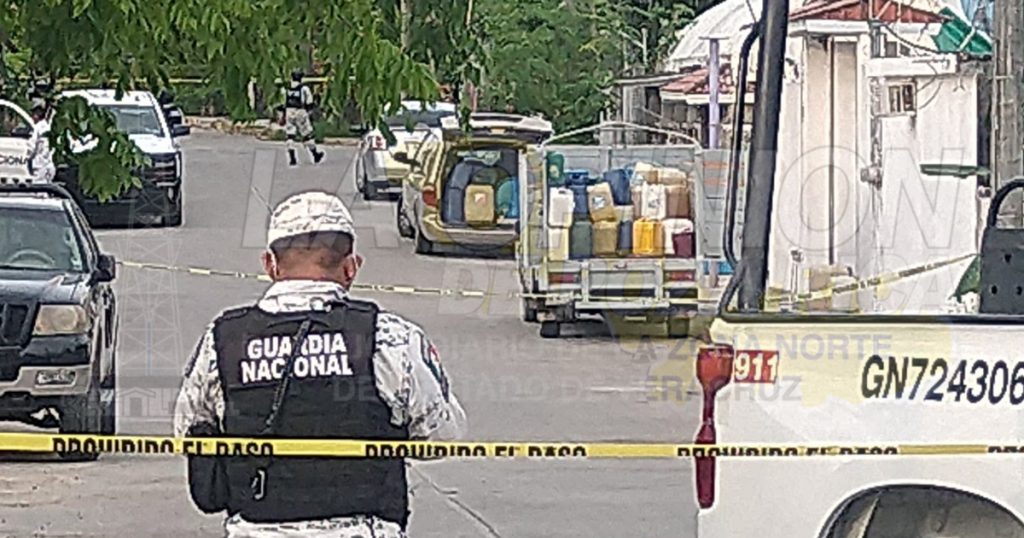 Aseguran dos camionetas cargadas con “huachicol”