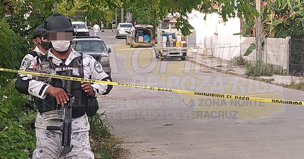 Aseguran dos camionetas cargadas con “huachicol”