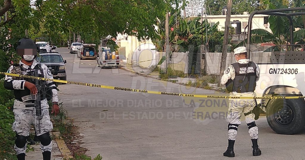 Aseguran dos camionetas cargadas con “huachicol”