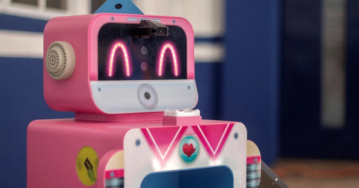 Un robot que detecta covid-19 espera a alumnos en el regreso a clases en Querétaro