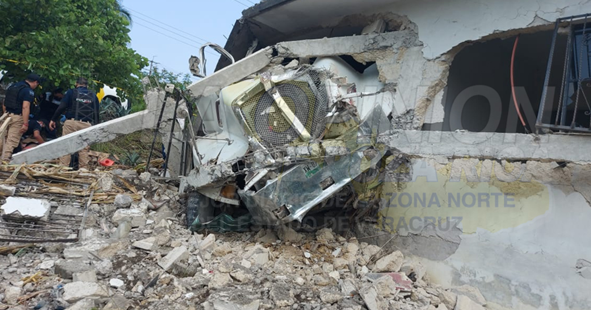 Muere chofer prensado en Furberos, Coatzintla