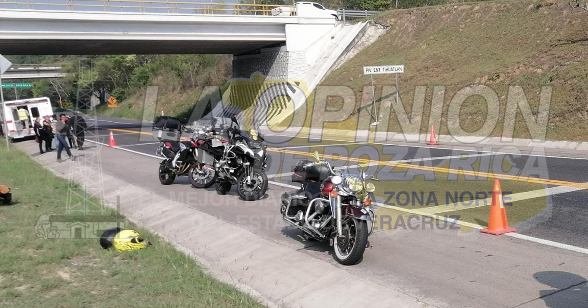 Motociclista derrapa en carretera