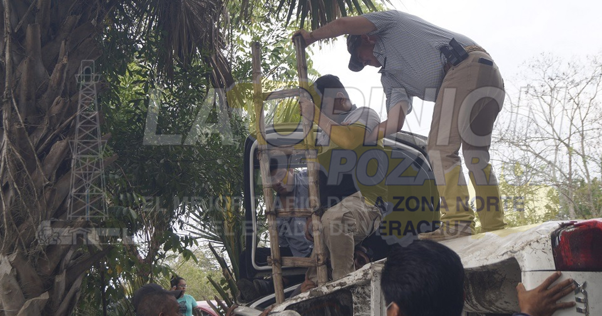 Vuelca camioneta de ministeriales