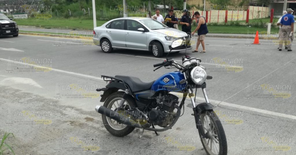 Da vuelta en U y derriba a un joven motociclista