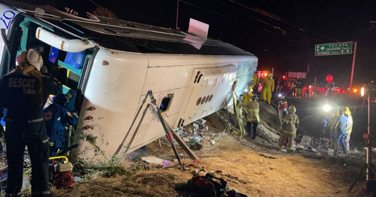 7 muertos tras volcadura de autobús