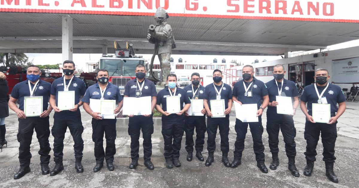 Bomberos de Puebla reciben medalla por rescatar a Spay y Spike del fondo del socavón