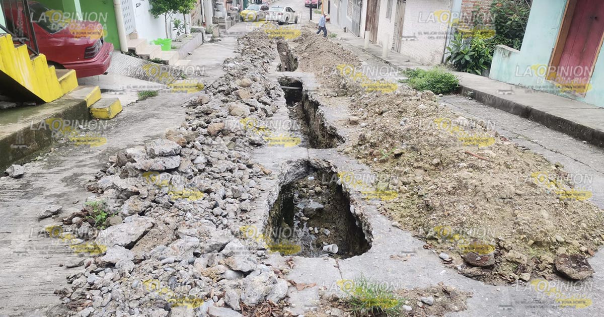 Calle taponeada por la CAEV vecinos están encerrados