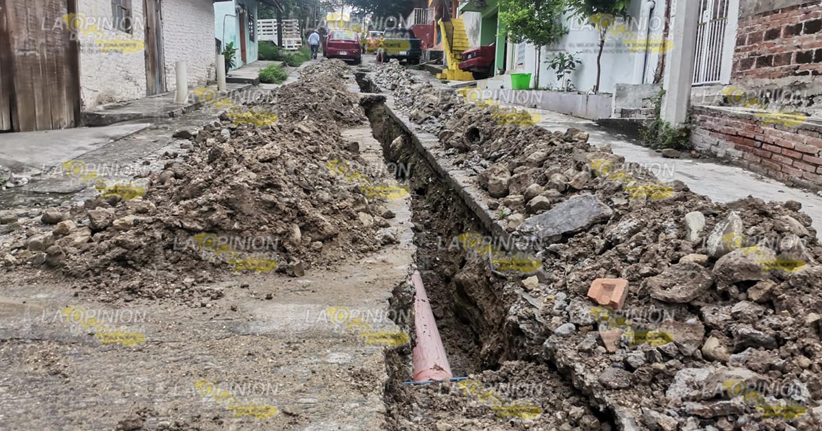 Calle taponeada por la CAEV vecinos están encerrados