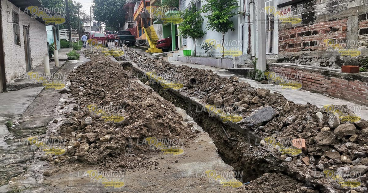 Calle taponeada por la CAEV vecinos están encerrados