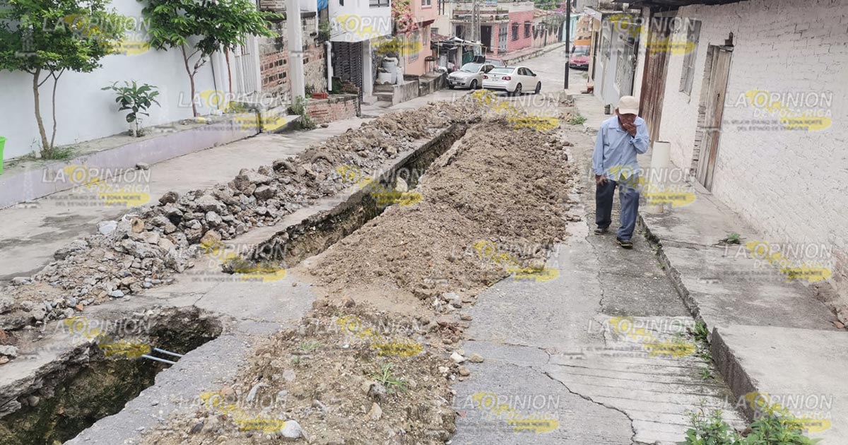 Calle taponeada por la CAEV vecinos están encerrados