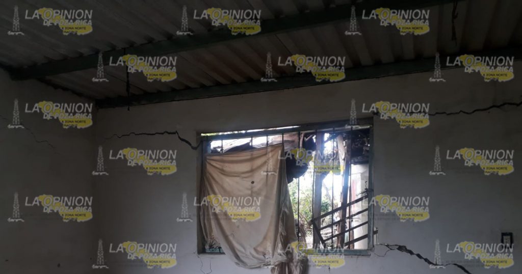 Se derrumba casa en Poza Rica
