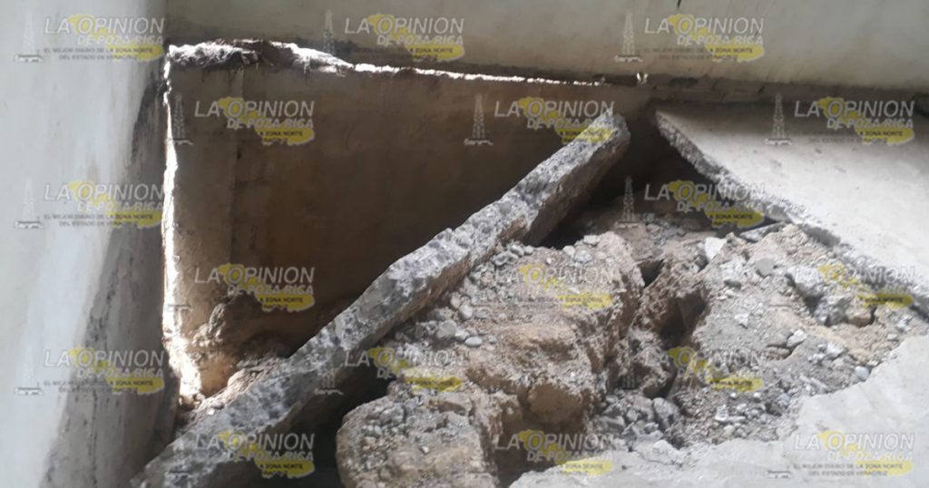 Se derrumba casa en Poza Rica