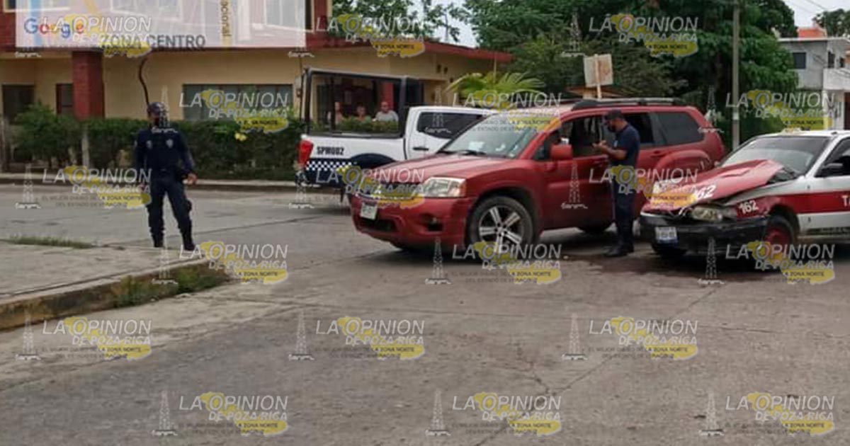Chocan taxi y camioneta en transitado crucero