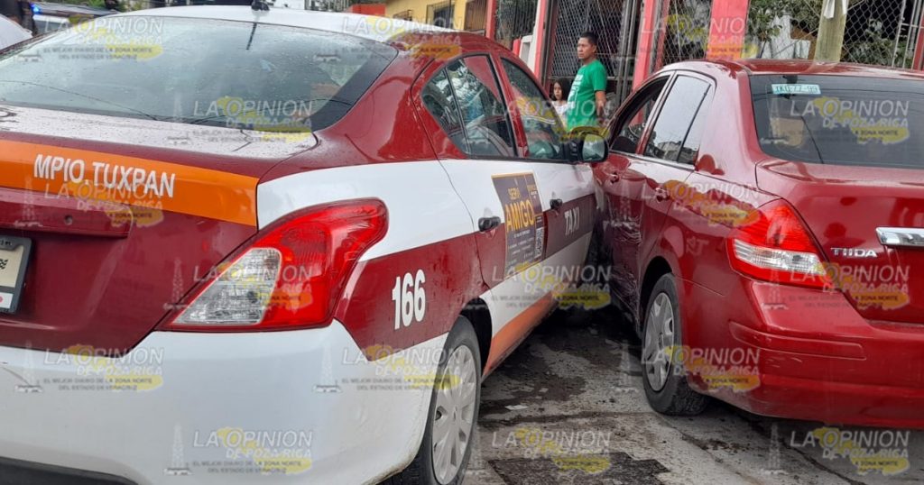 No hace alto y choca