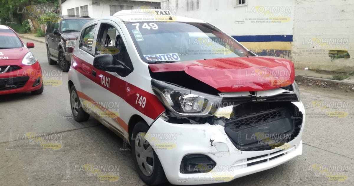 Choque de taxis deja solo daños