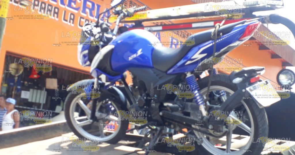 Embiste a dos motociclistas al salir del OXXO