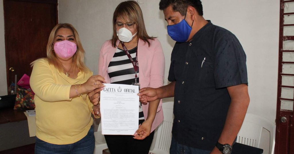 Entregan Gaceta donde queda formalizada la donación del predio del banco de Bienestar, en Coatzintla