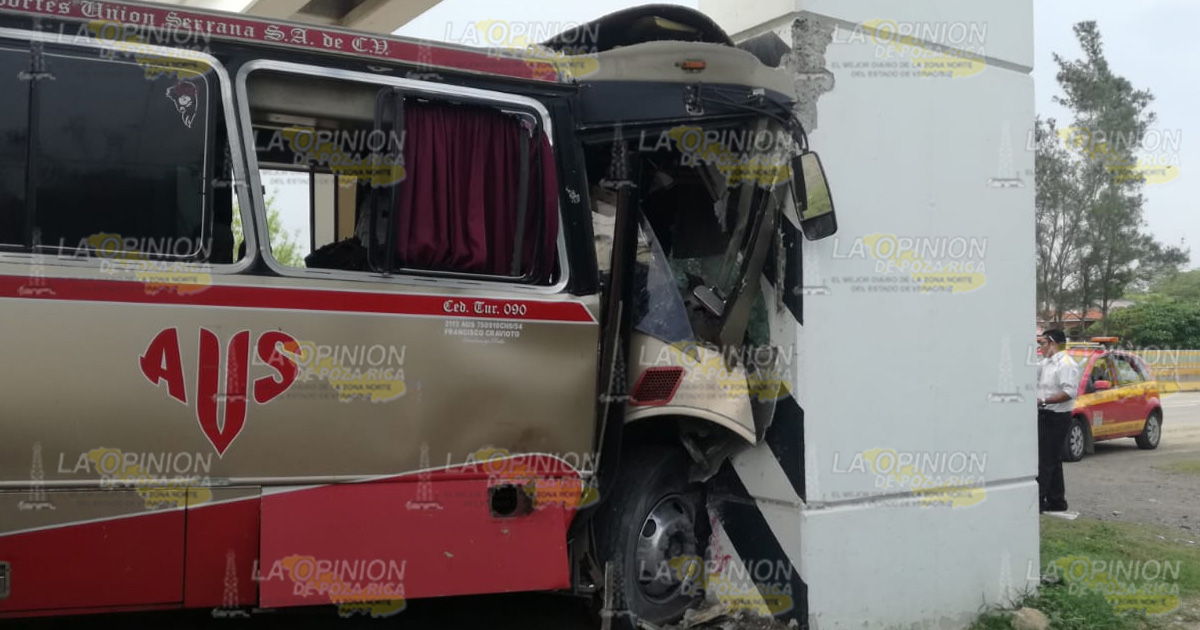 Estrella autobús en la base de un puente
