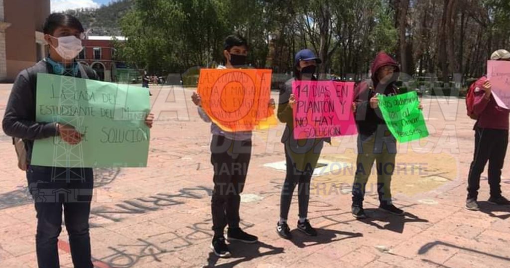 Estudiantes de Huejutla protestan por falta de apoyo del gobierno de Hidalgo