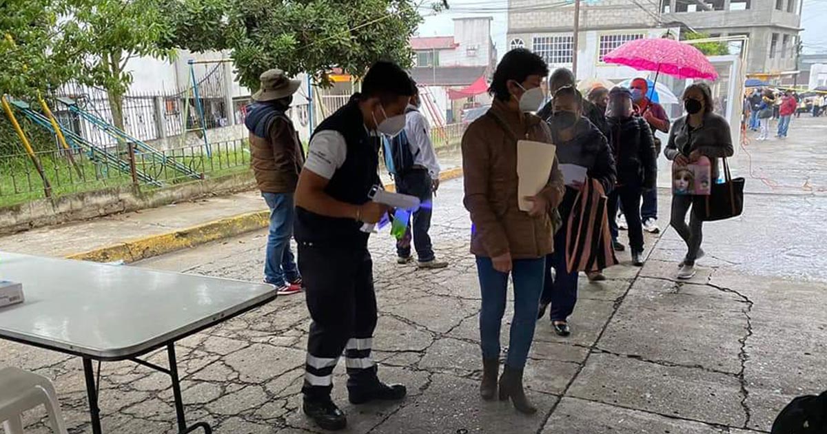 Excelente respuesta de poblanos en jornada de vacunación
