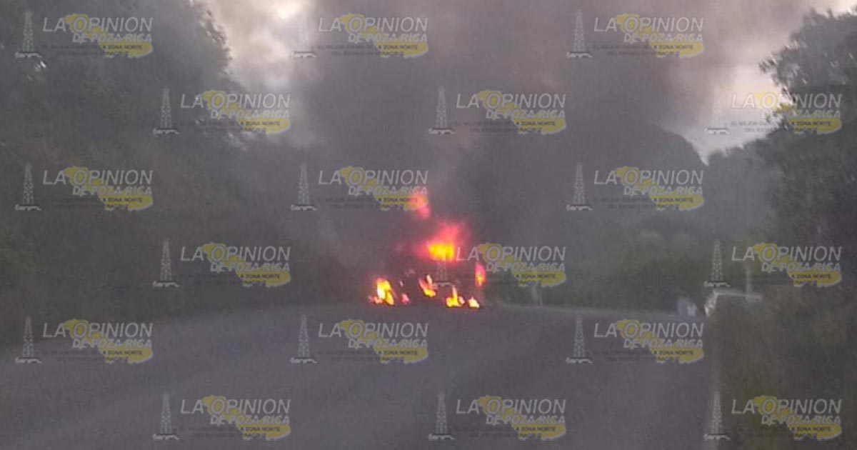 Fuego consume vehículo compacto