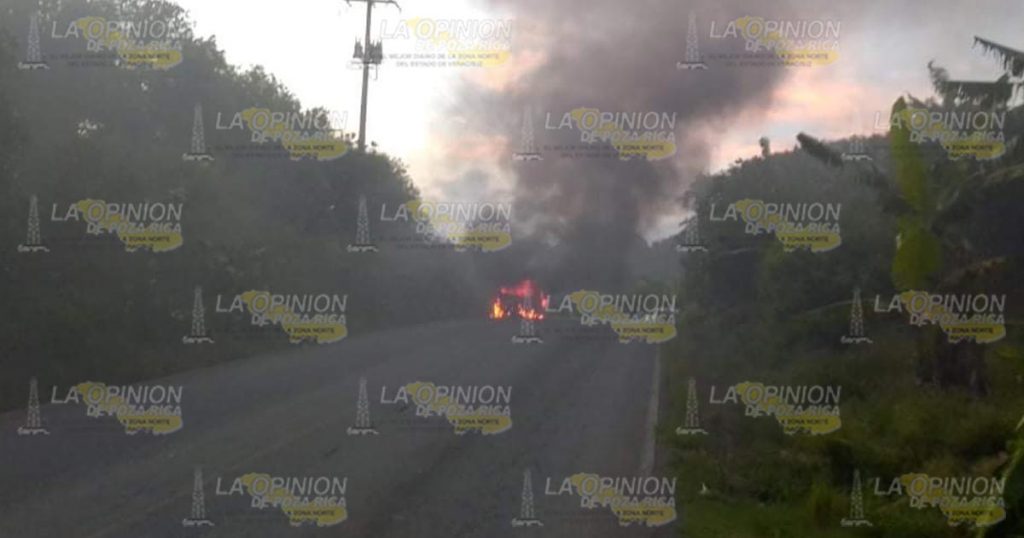Fuego consume vehículo compacto