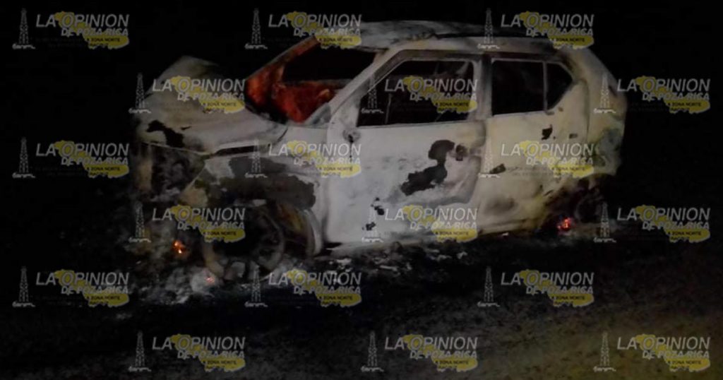 Fuego consume vehículo compacto