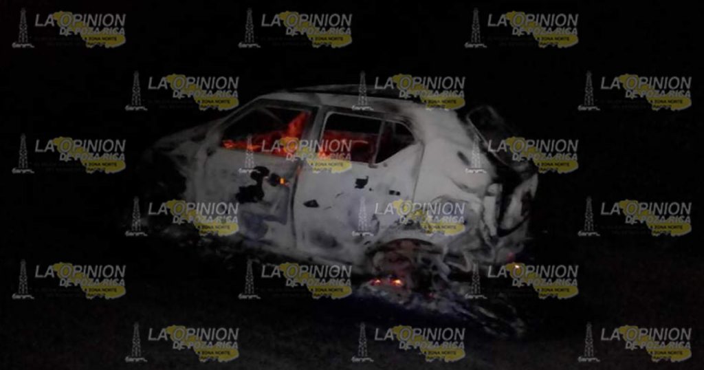 Fuego consume vehículo compacto