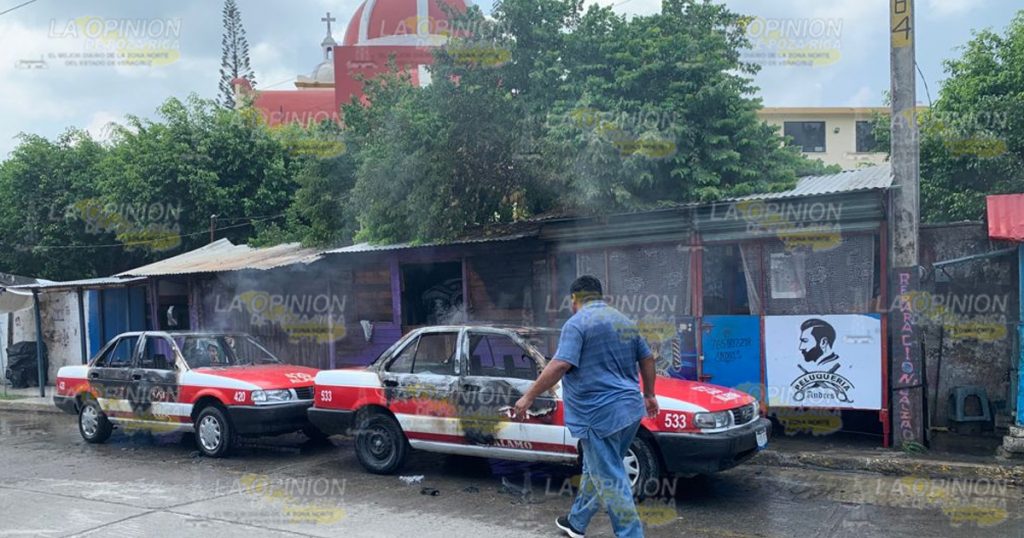 Incendian dos taxis en plena zona centro