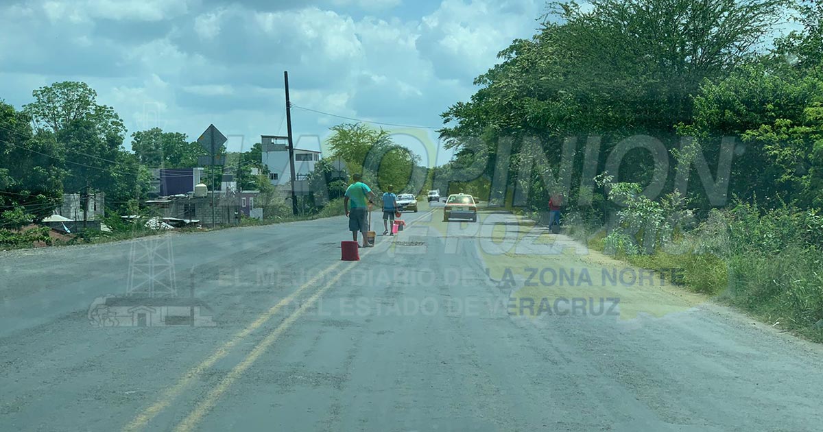 Particulares le dan manita de gato a carretera federal