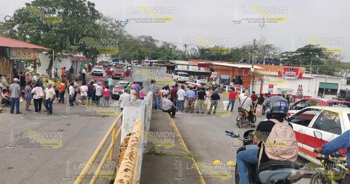 Pescadores bloquean puente en Tuxpan