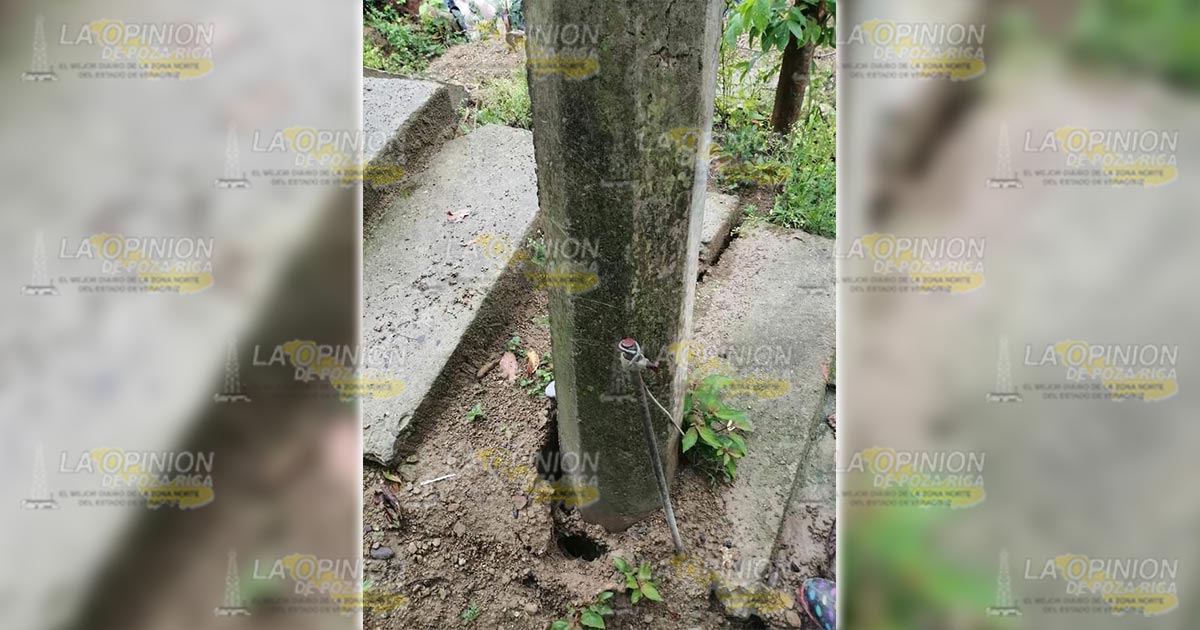 Poste a punto de caer sobre una vivienda