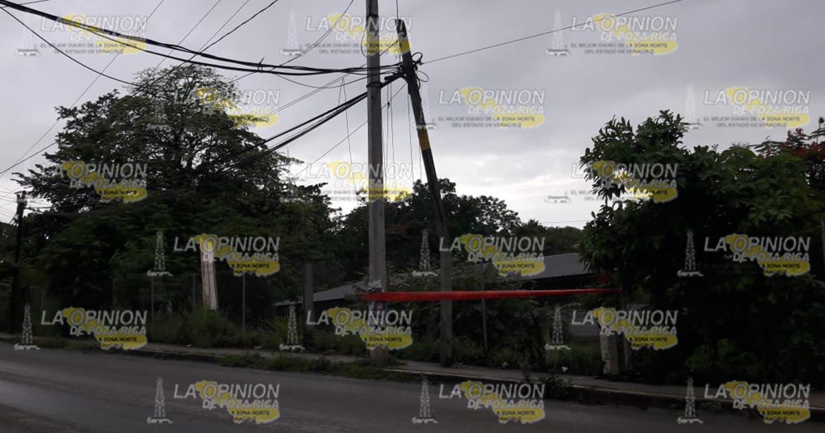 Postes a punto de caer y Telmex ni sus luces