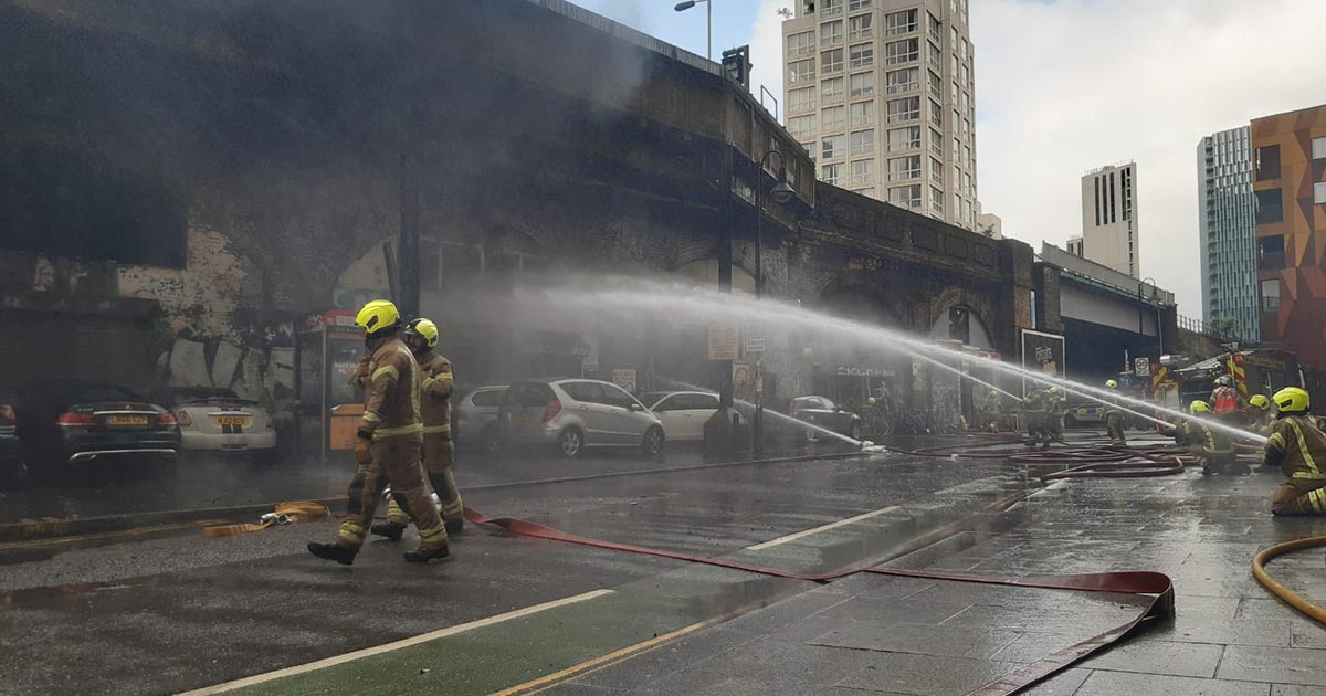 Explosión e incendio en estación de tren en Londres