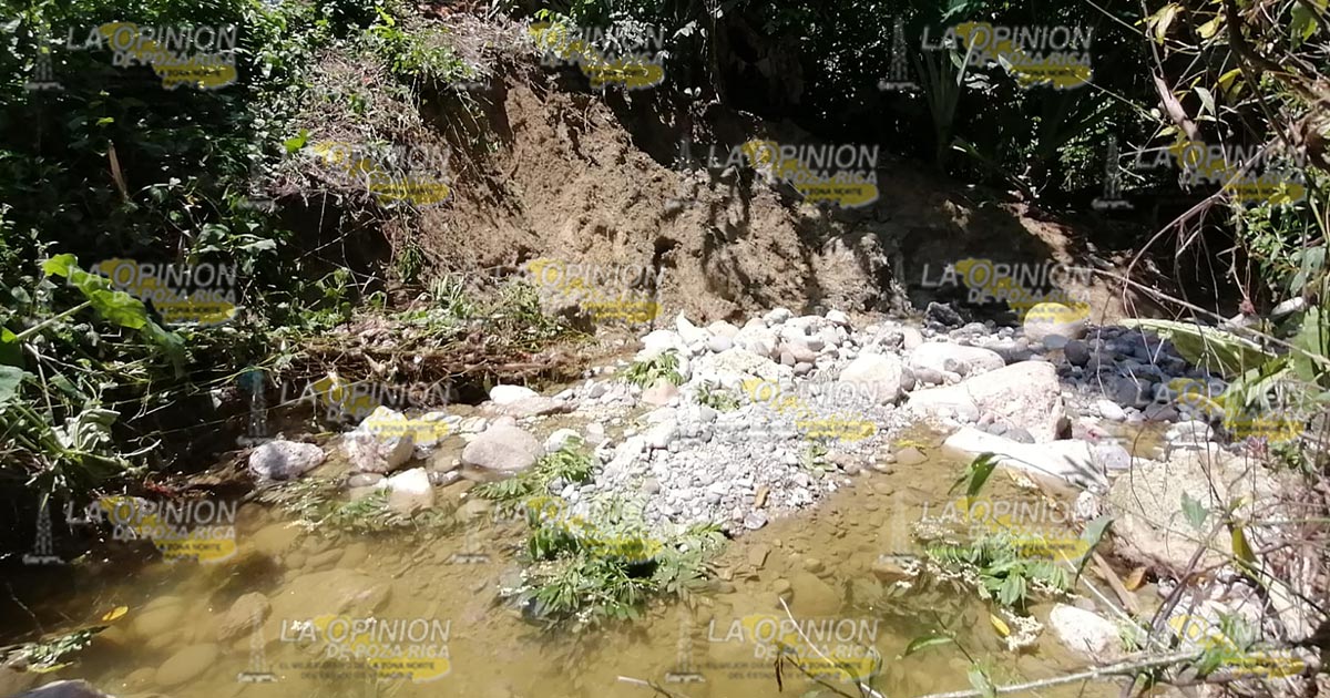 Rellena zanja y pone en riesgo a sus vecinos