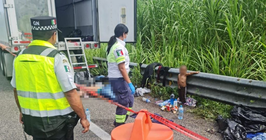 Rescatan a niño en tráiler abandonado con migrantes en Veracruz