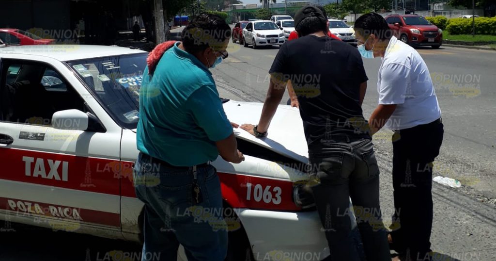 Taxi choca por alcance, no pudo detenerse a tiempo