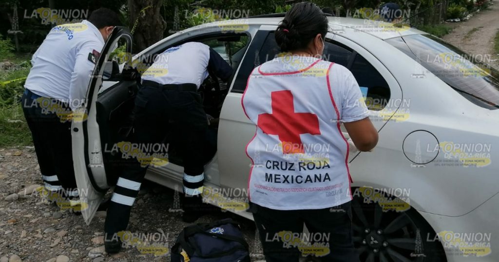 Sicarios balean un auto y matan a dos