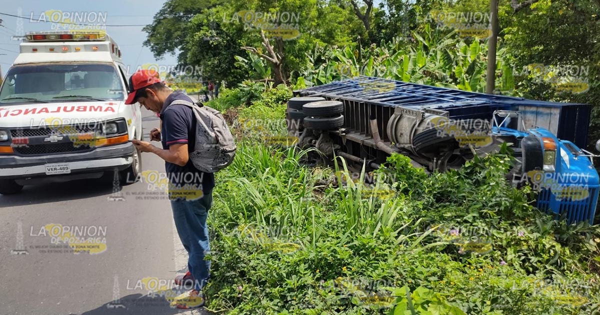 Vuelca camión de carga en San Rafael