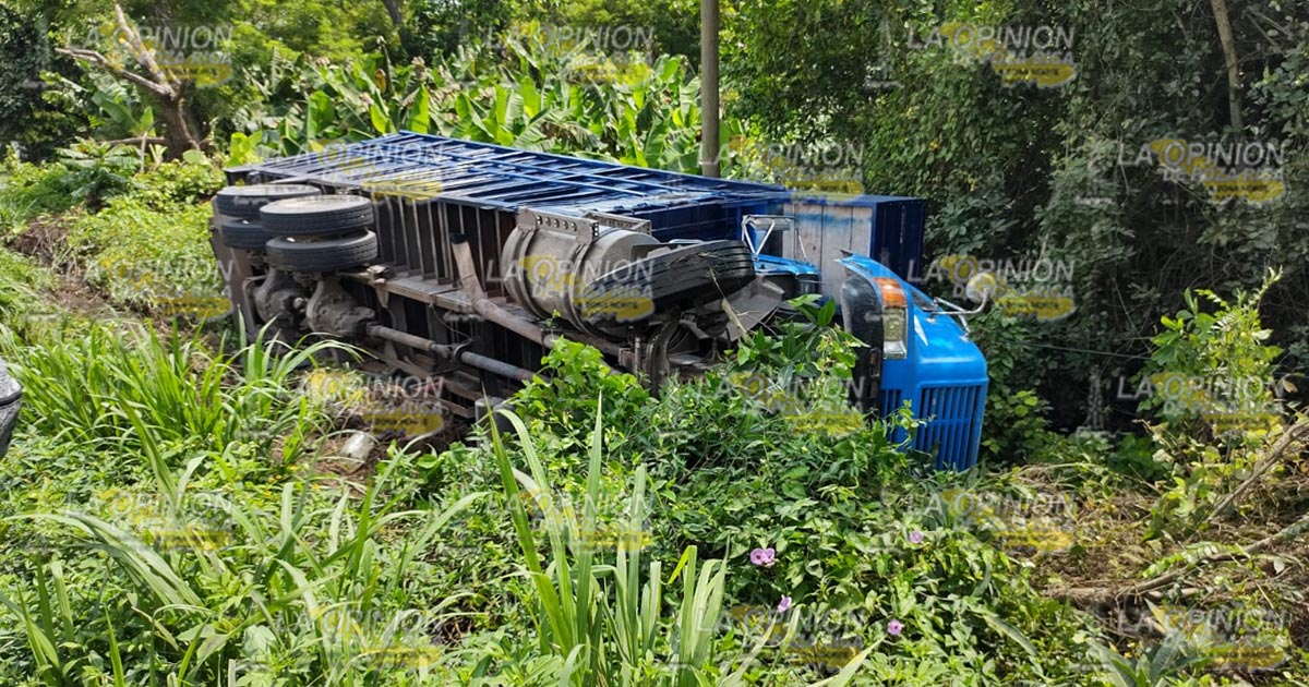 Vuelca camión de carga en San Rafael